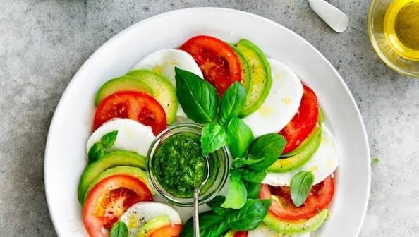 best ensalada caprese con palta near me